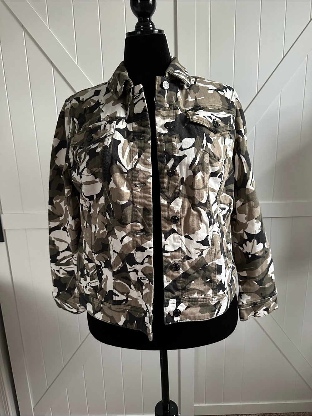 Chico’s Size 2 Large 12 Floral Camo Print Stretch Denim Jacket Button Front